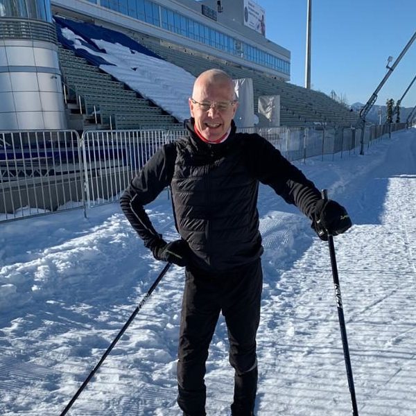 Man med skidor